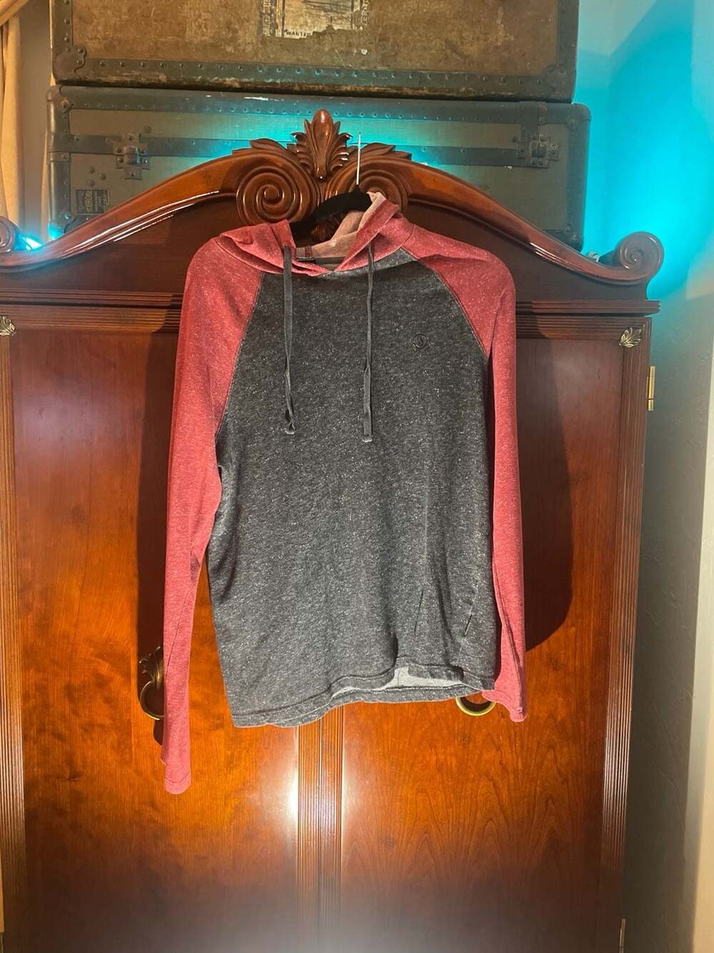 Small Volcom Men's Raglan Speckled Lightweight Pullover Hoodie Grey/Red surf bea
